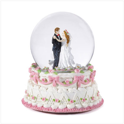 WEDDING COUPLE SNOWGLOBE